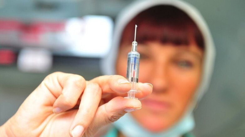 В Минздраве рассказали, когда медиков и россиян из групп риска вакцинируют от COVID-19