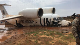 Самолет с россиянами совершил жесткую посадку в Мали