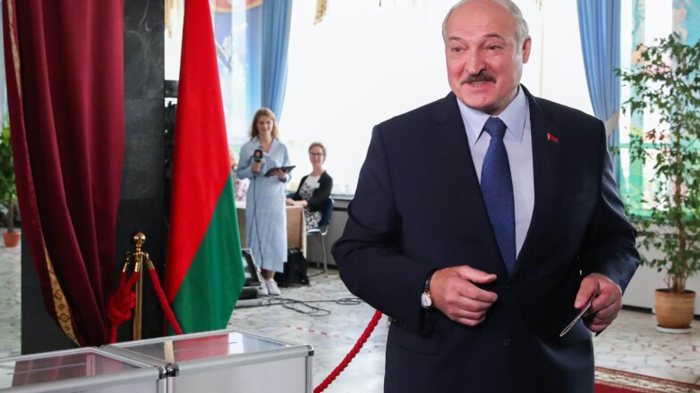 Лукашенко голосует