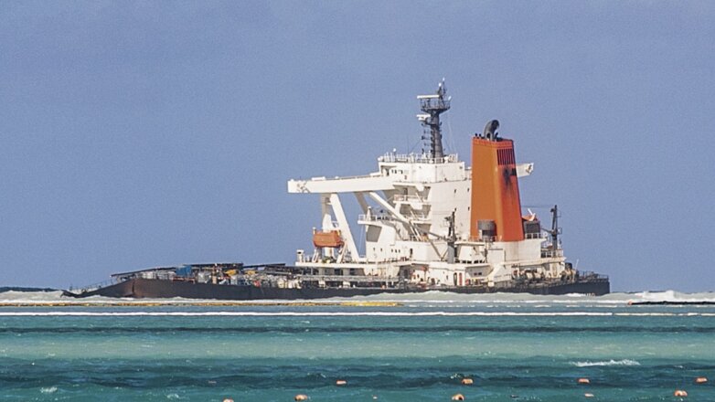 Расколовшийся танкер у берегов Маврикия