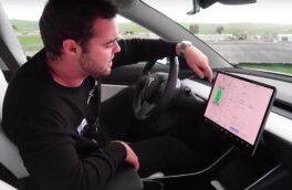 Жителя Германии лишили прав за использование сенсорного экрана в Tesla