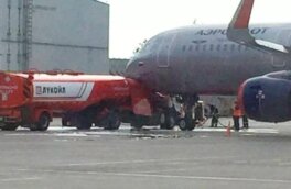 В Шереметьево бензовоз протаранил самолет
