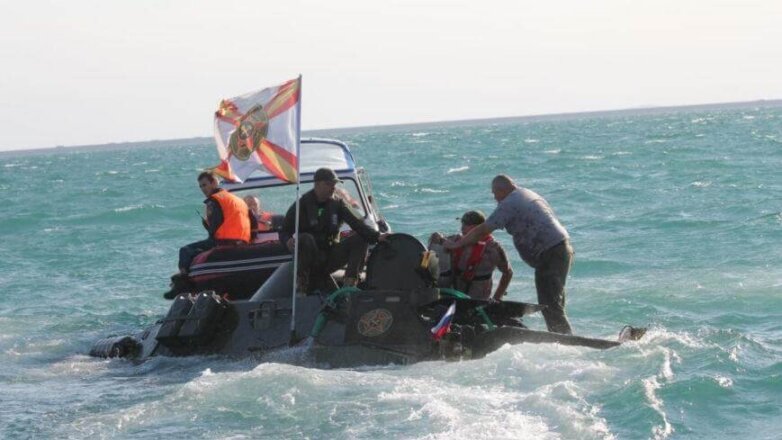 Затонувший в Керченском проливе бронетранспортер вытащили на берег