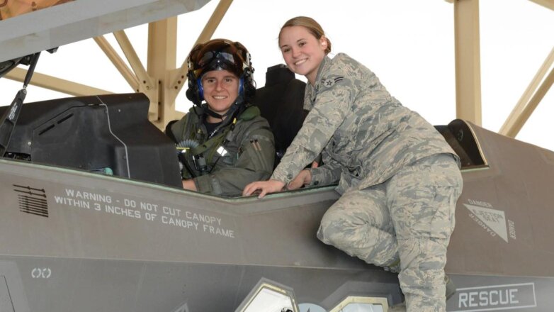 США доработают самолеты для пилотов-женщин