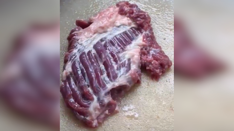 Видео с «живым» куском сырого мяса на разделочной доске шокировало сеть