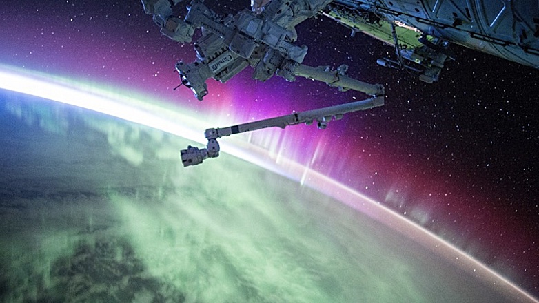 Российский космонавт снял на видео НЛО на фоне полярного сияния