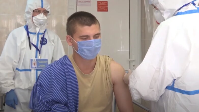 Мурашко заявил о жалобах добровольцев на вакцину от COVID-19