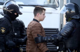 В Минске демонстранты напали на здание милиции