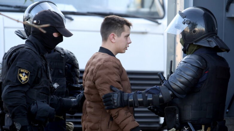 В Минске демонстранты напали на здание милиции