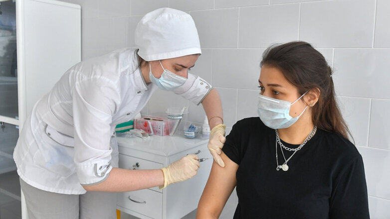 вакцинация в Москве женщина врач медсестра