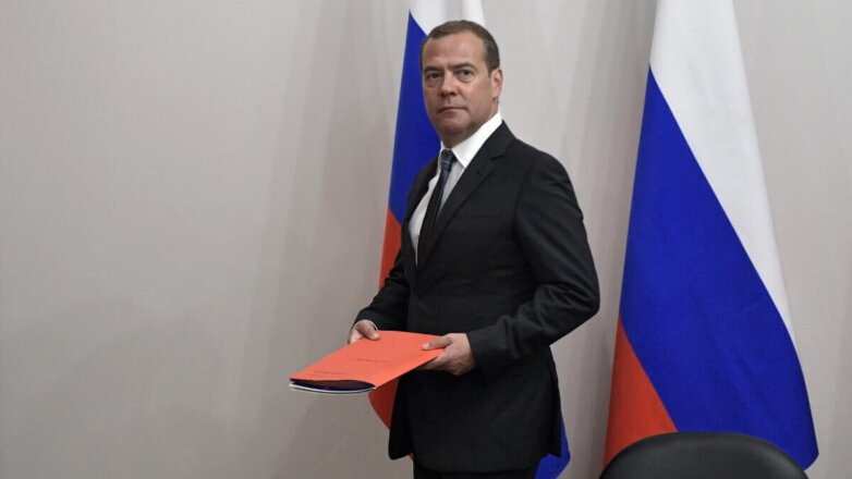 Медведев предложил ввести базовый доход для всех россиян