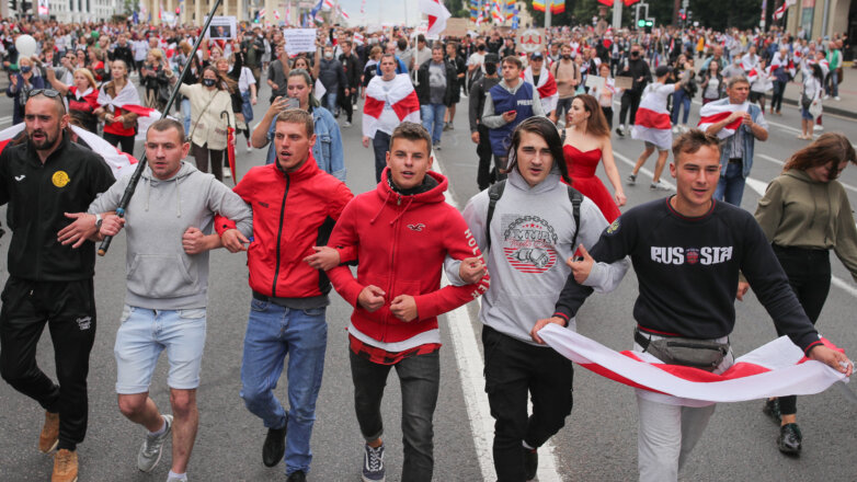 На многотысячной акции протеста в Минске начались задержания