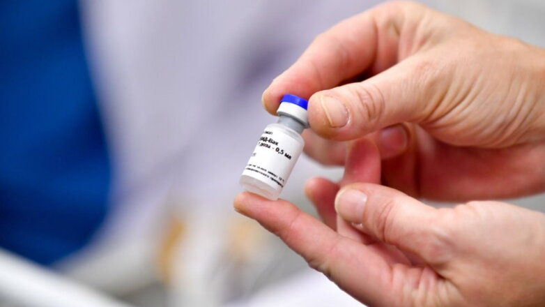 Россия российская вакцина от коронавируса COVID-19 в руках