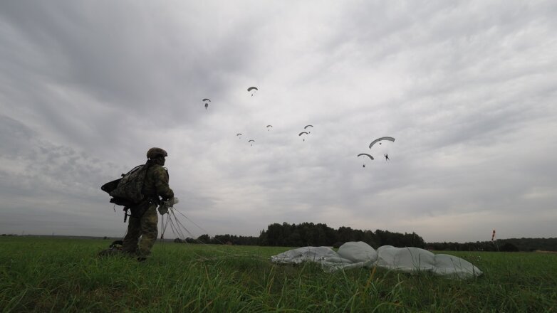 Спецназ Росгвардии отработал прыжки с парашютом в сложных условиях