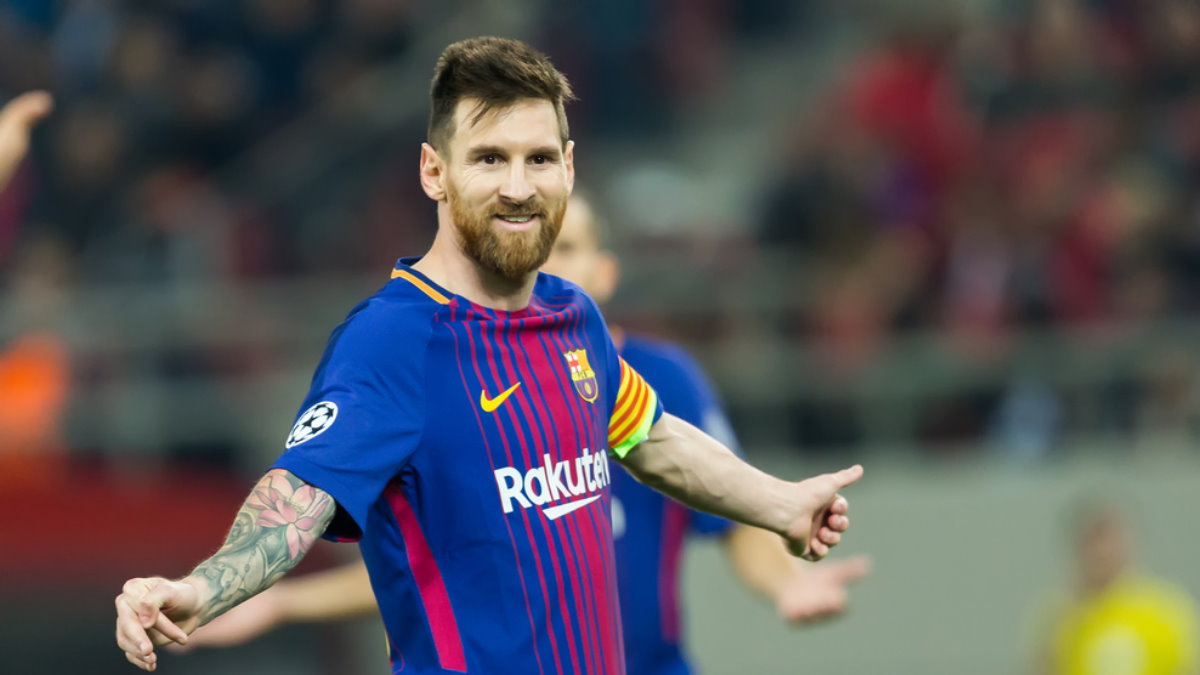 Футболист Лионель Месси - Lionel Messi улыбается пять