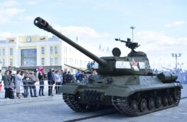 День танкиста в Верхней Пышме отметили парадами и дрифтом