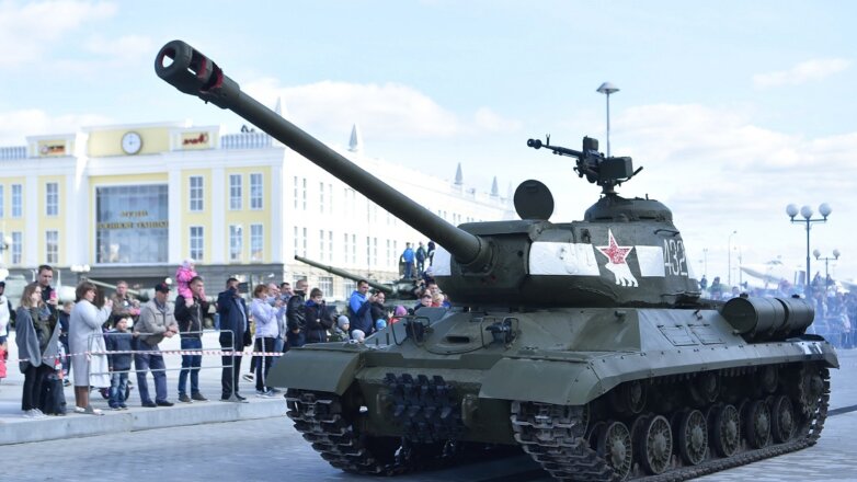 День танкиста в Верхней Пышме отметили парадами и дрифтом