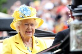 Придворные Елизаветы II рассказали о ее «странных» правилах