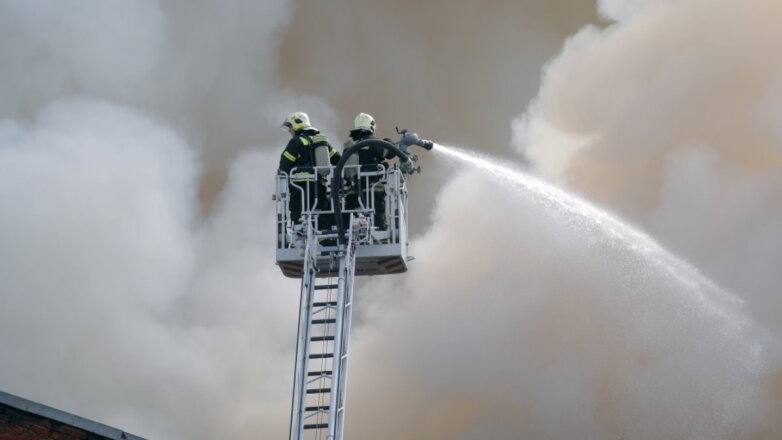 Россия пожарные МЧС тушение пожара крыша горит