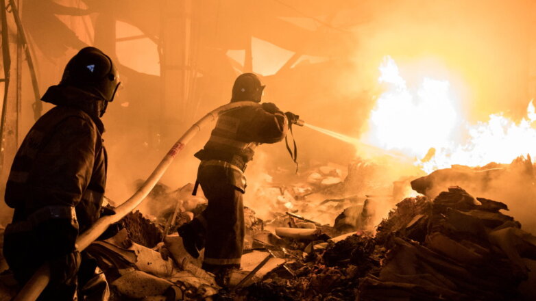 Россия пожарные МЧС тушение пожара склад