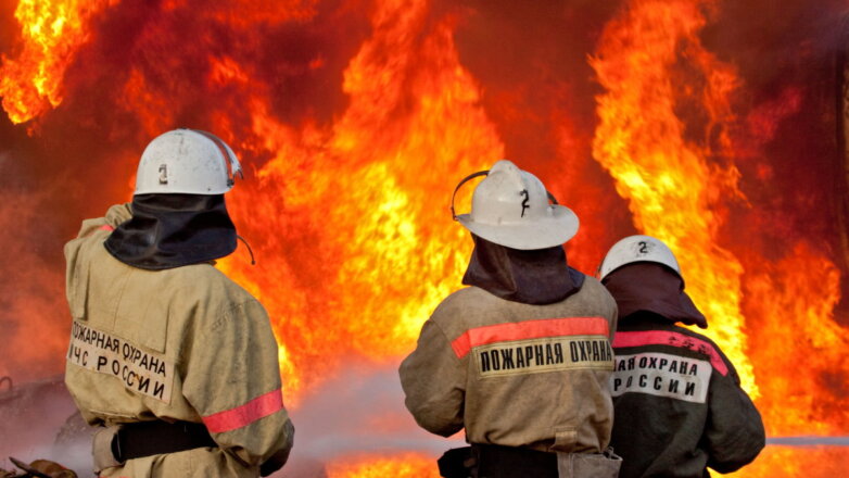 Россия пожарные МЧС тушение пожара автозаправка стена огня огонь