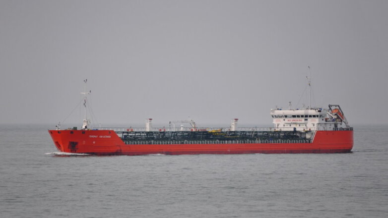 Водолазы обследовали поврежденный взрывом танкер в Азовском море