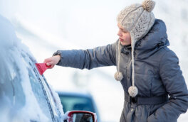 Эксперты объяснили, как правильно очистить стекла автомобиля от льда