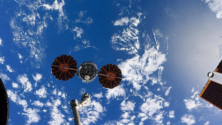 "Союз МС-17" с тремя членами экипажа МКС спускается с околоземной орбиты