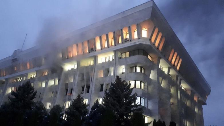 В Бишкеке загорелось здание парламента