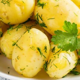 Зачем добавлять уксус в картошку: простая хитрость, о которой многие не знают