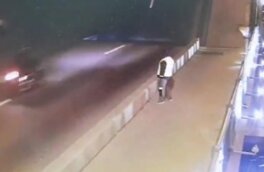 Падение мотоциклиста с разведенного моста в Санкт-Петербурге попало на видео