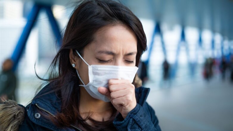 Как защититься от чихающих и кашляющих пассажиров в общественном транспорте: советы врача
