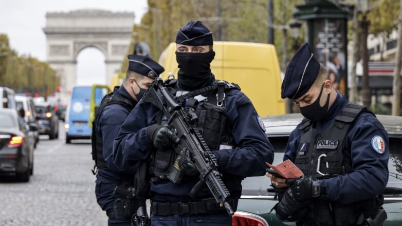 полицейский патруль в Париже