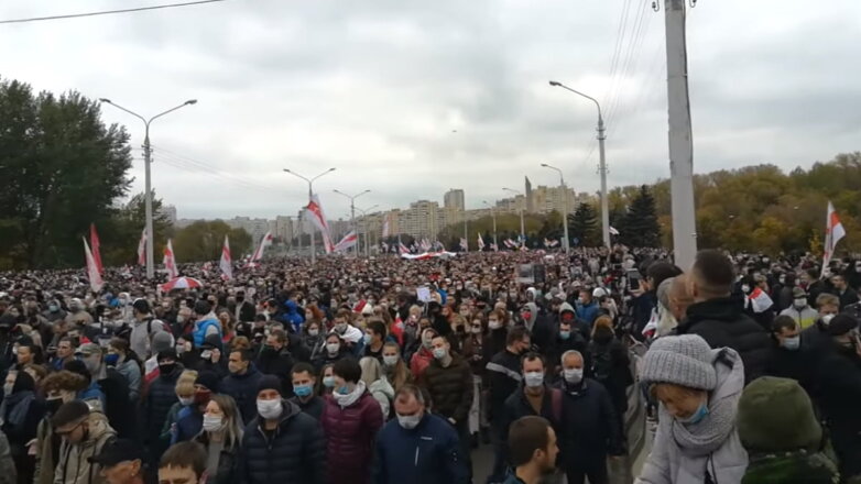В Белоруссии тысячи протестующих движутся к резиденции Лукашенко