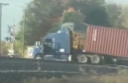Грузовой поезд протаранил фуру с прицепом: видео