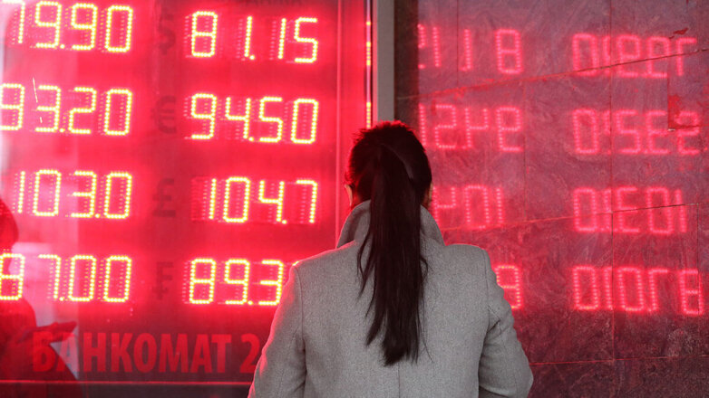 Дорогое удовольствие: девальвация рубля обернется ростом цен на импорт