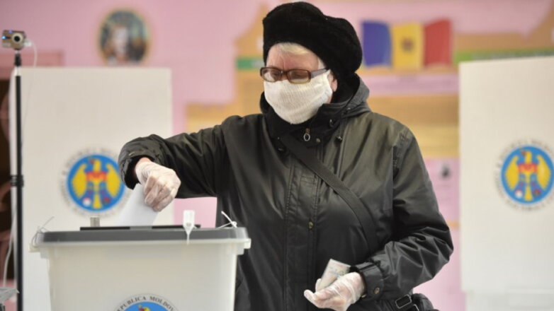 Молдавия выборы голосование избирательная урна бюллетени два