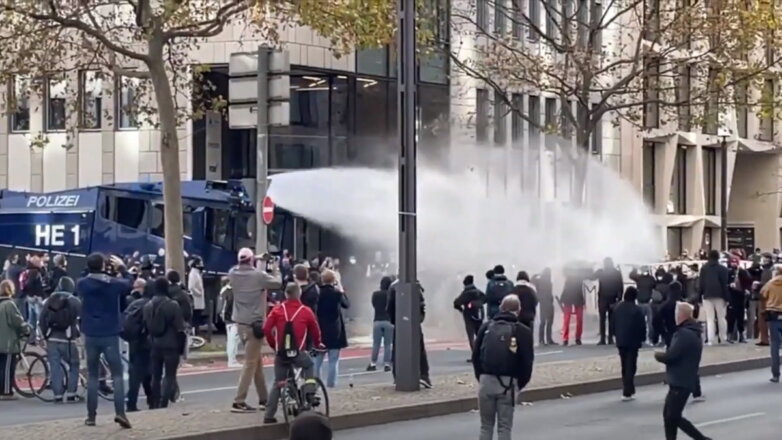 В Германии на антикарантинной акции полиция применила водометы