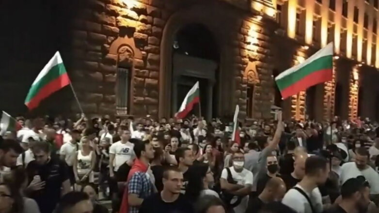 Сотни людей блокировали центр Софии и требуют отставки правительства