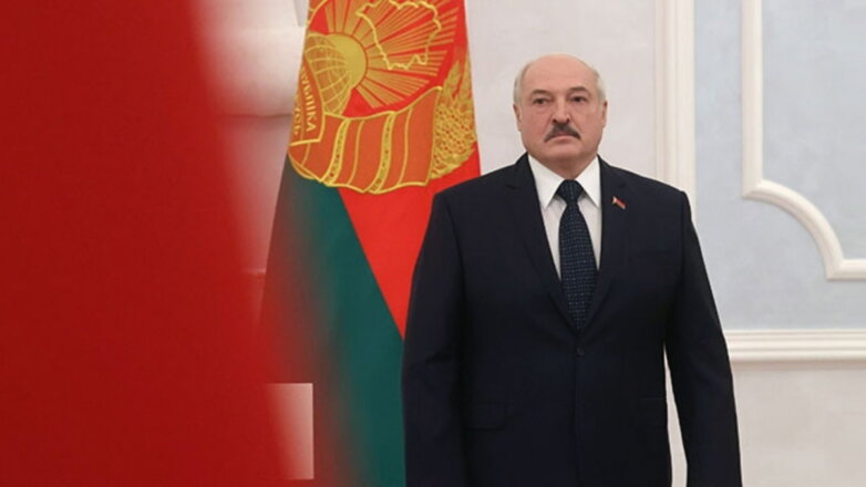 Александр Лукашенко на фоне флага два