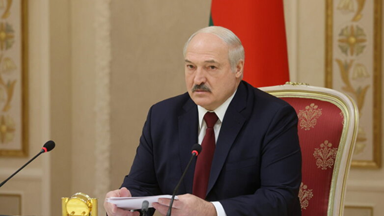 Александр Лукашенко с бумагами