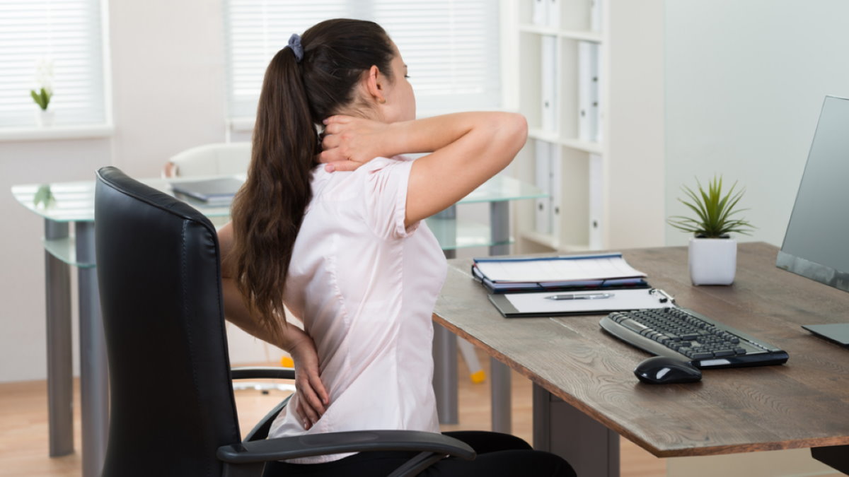 Простые способы уменьшить боль в спине из-за сидячей работы назвали специалисты