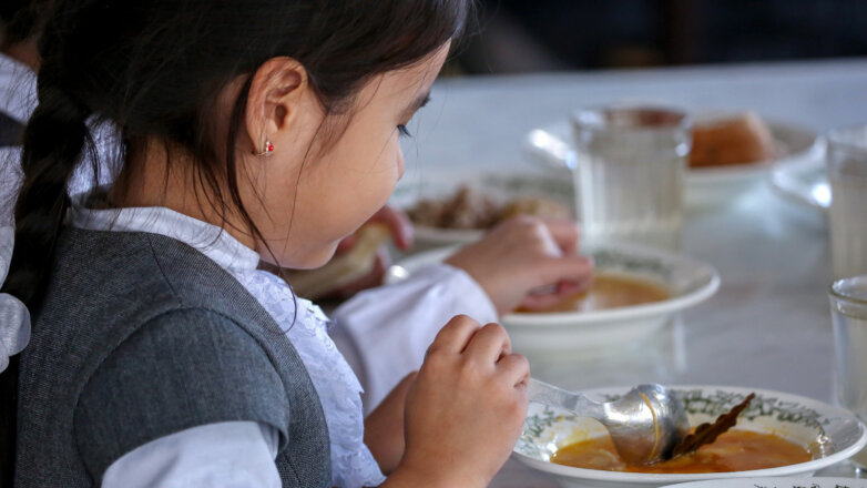 Съедобное-несъедобное: чем должны кормить в школах и детских садах