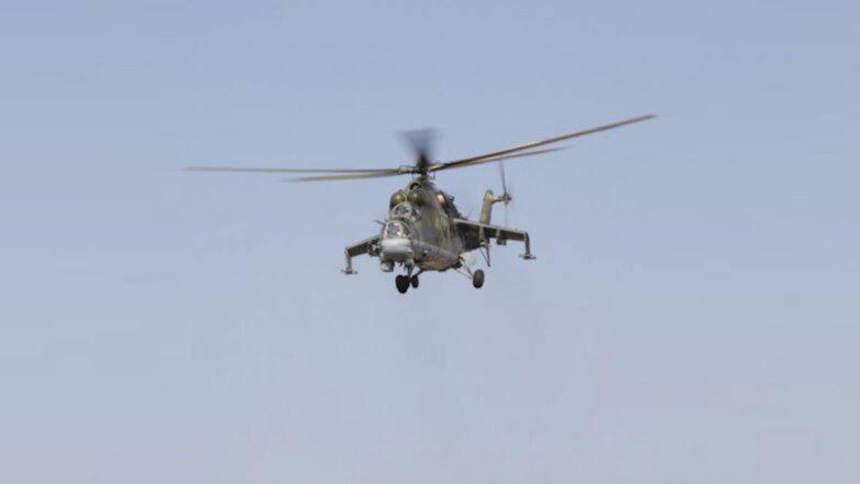 Российский ударный вертолёт Ми-24 в небе один