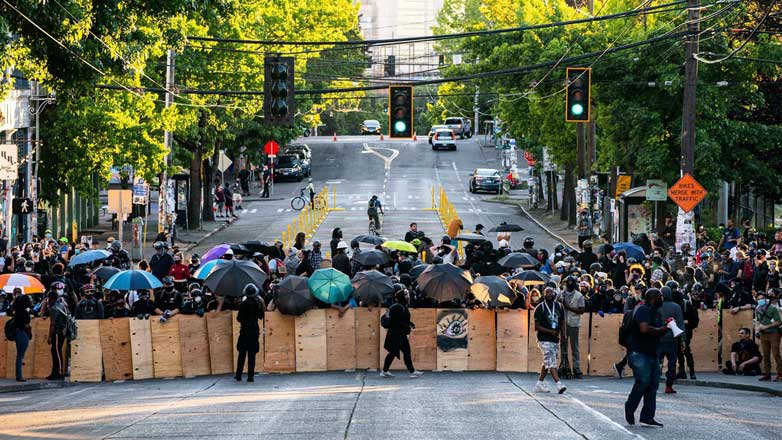 В Сиэтле протестующие перекрыли дороги