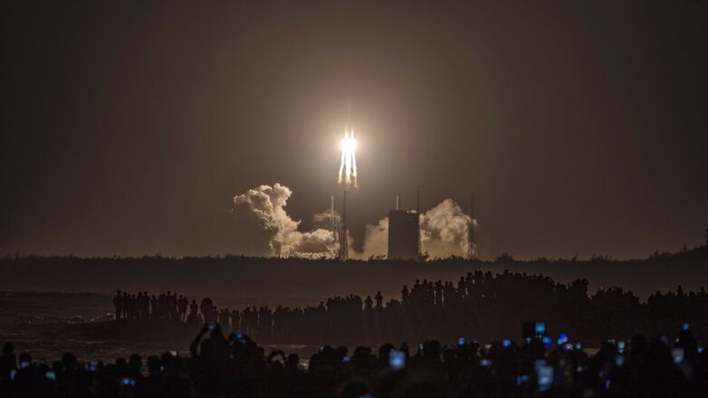 Запуск ракеты-носителя Long March-5 - Чанчжэн-5 с космическим аппаратом Чанъэ-5