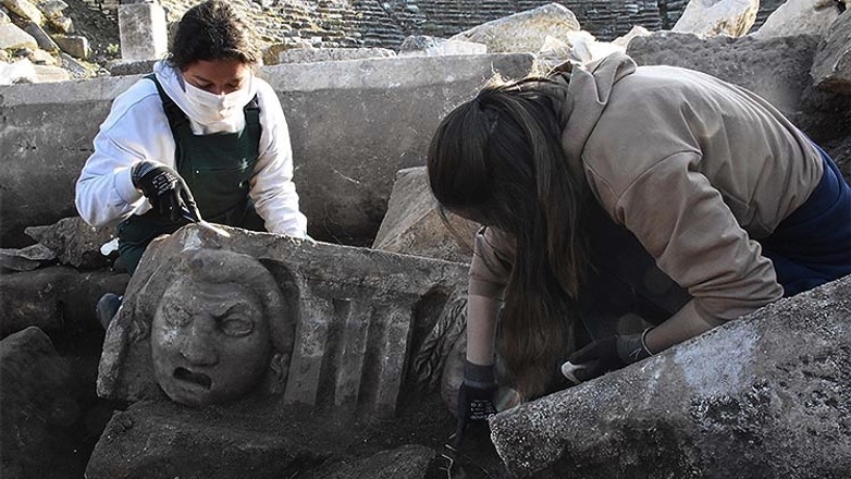 Мифологические маски из камня обнаружили в древнем театре Турции