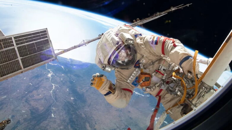 Космонавты попытались найти повреждения в наружной обшивке МКС