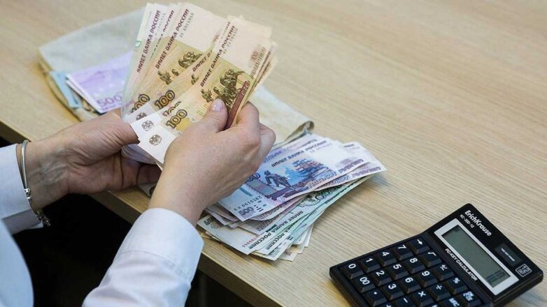 Российским госслужащим приостановят индексацию зарплат