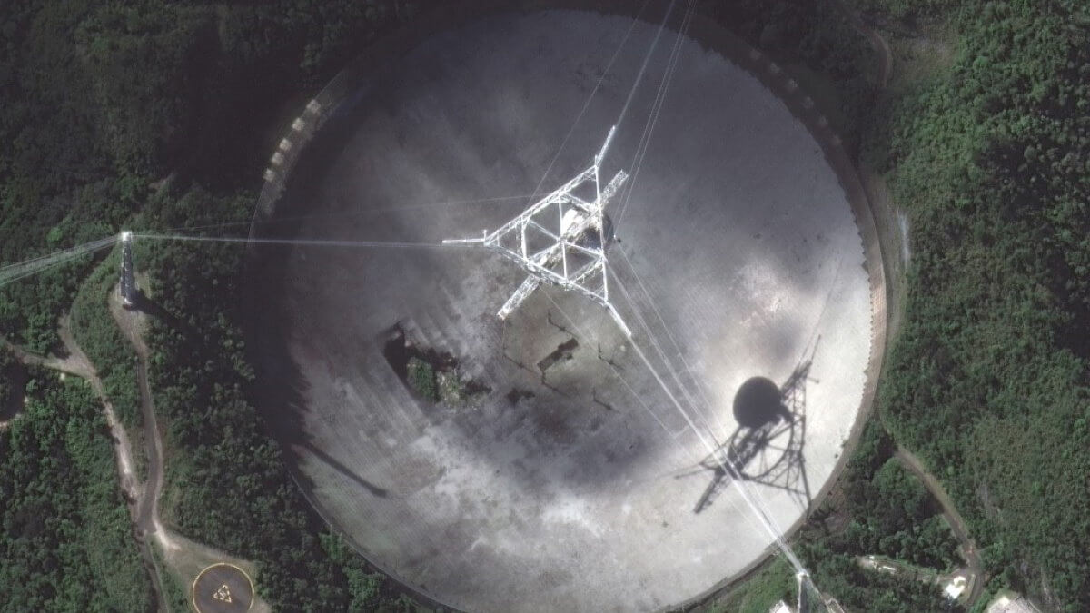 Огромный радиотелескоп Аресибо обсерватория в Пуэрто-Рико разрушается